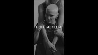 Hold Me Close (v.f.)